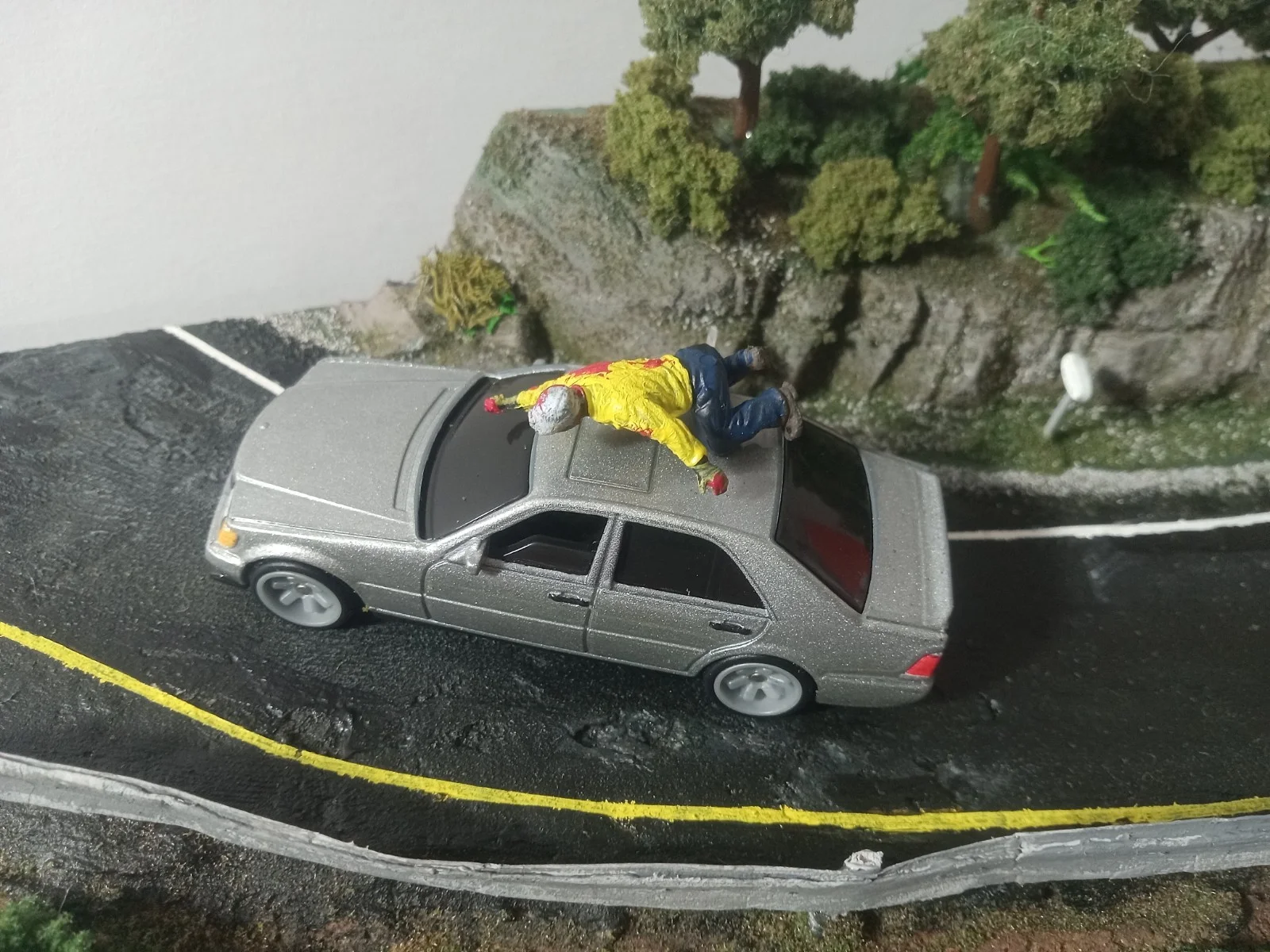 1:64 Scale Creepshow 2 Diorama The Hitchhiker Display Hotwheels Plus 2 Figures thumbnail 3