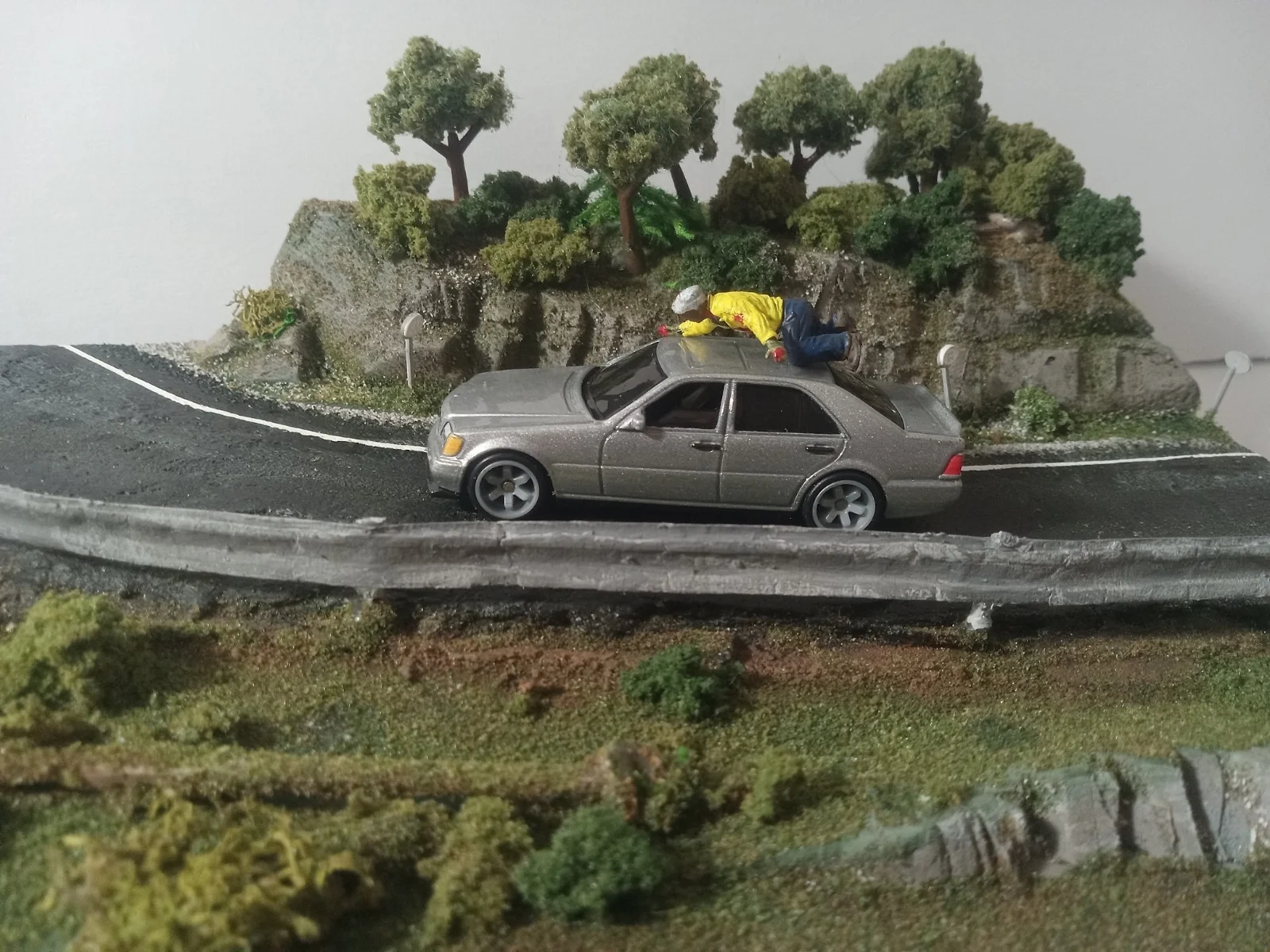 1:64 Scale Creepshow 2 Diorama The Hitchhiker Display Hotwheels Plus 2 Figures thumbnail 6