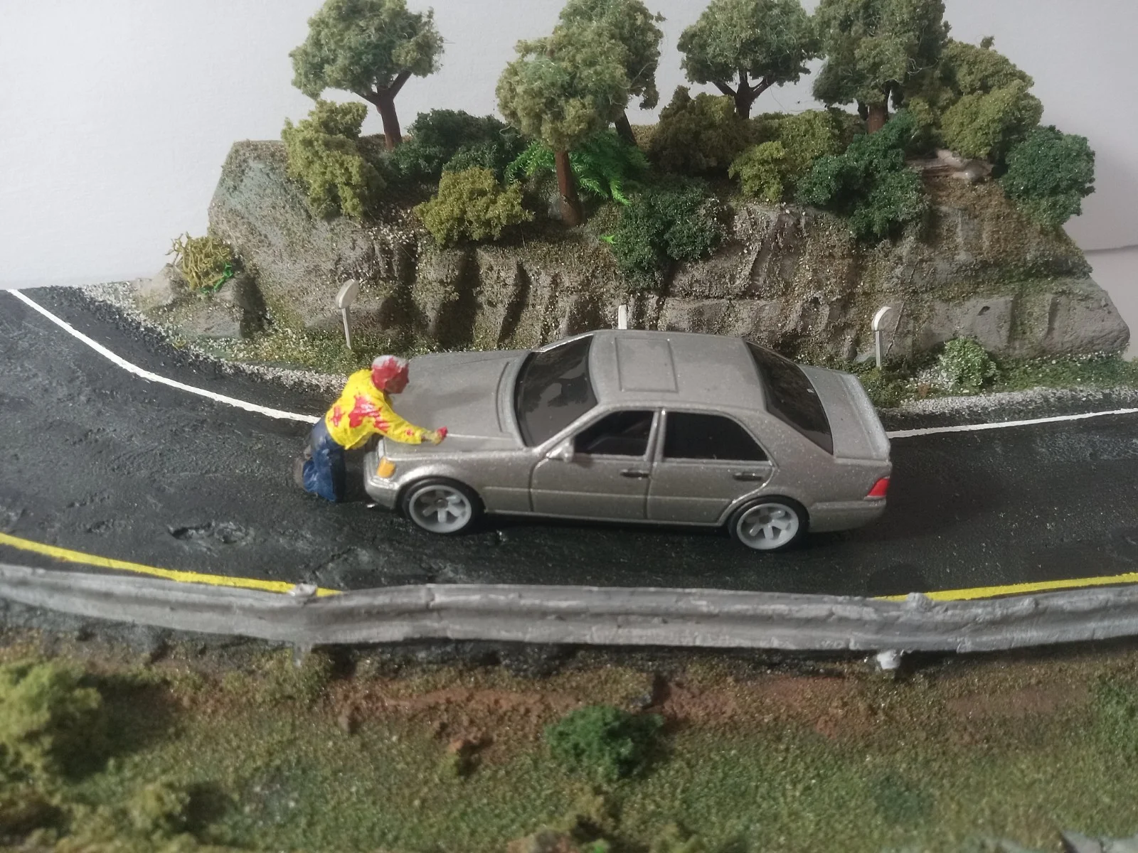 1:64 Scale Creepshow 2 Diorama The Hitchhiker Display Hotwheels Plus 2 Figures thumbnail 16
