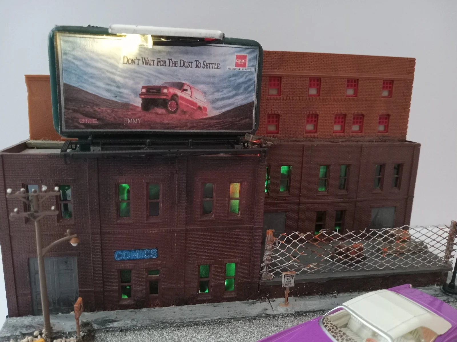 Greenlight 1/64 Scale True Romance Cadillac Diorama/display thumbnail 3