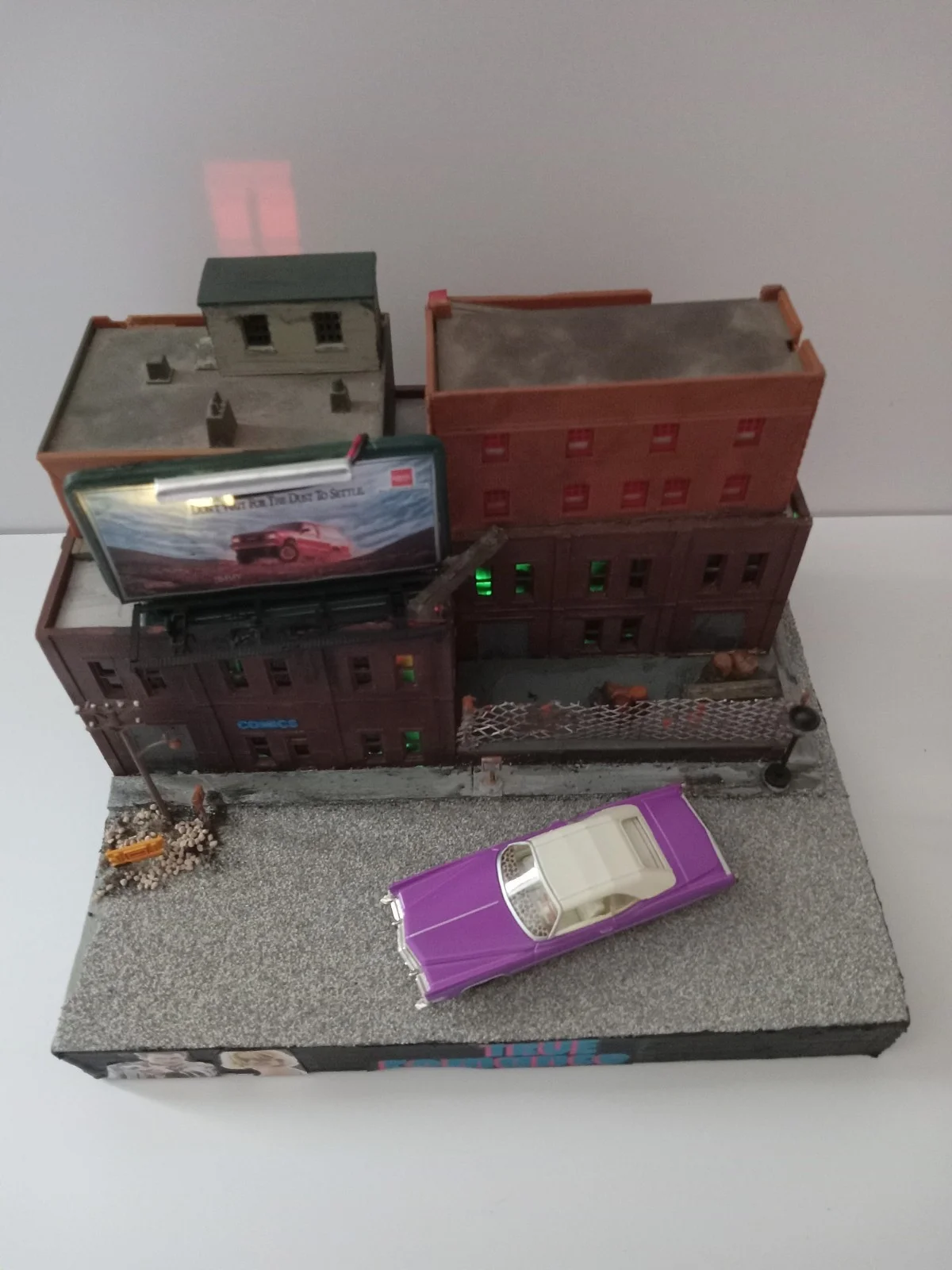 Greenlight 1/64 Scale True Romance Cadillac Diorama/display thumbnail 4