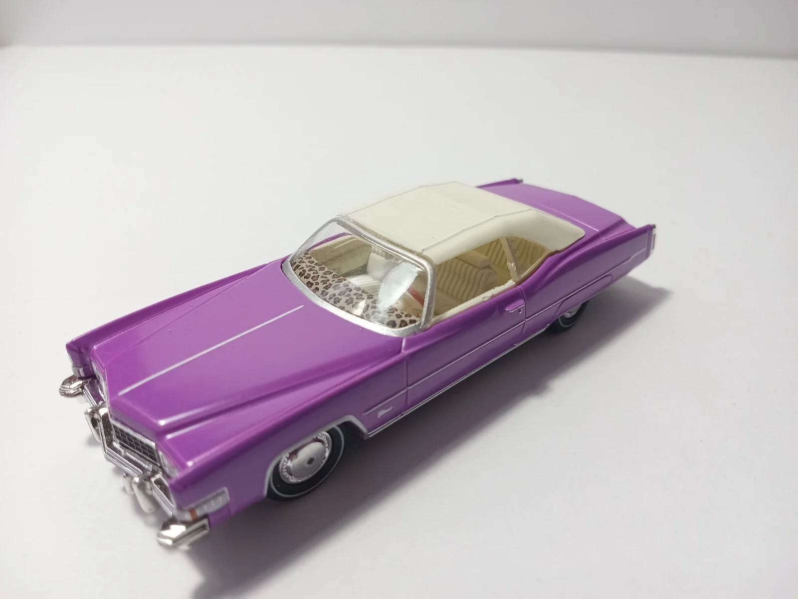 Greenlight 1/64 Scale True Romance Cadillac Diorama/display thumbnail 8