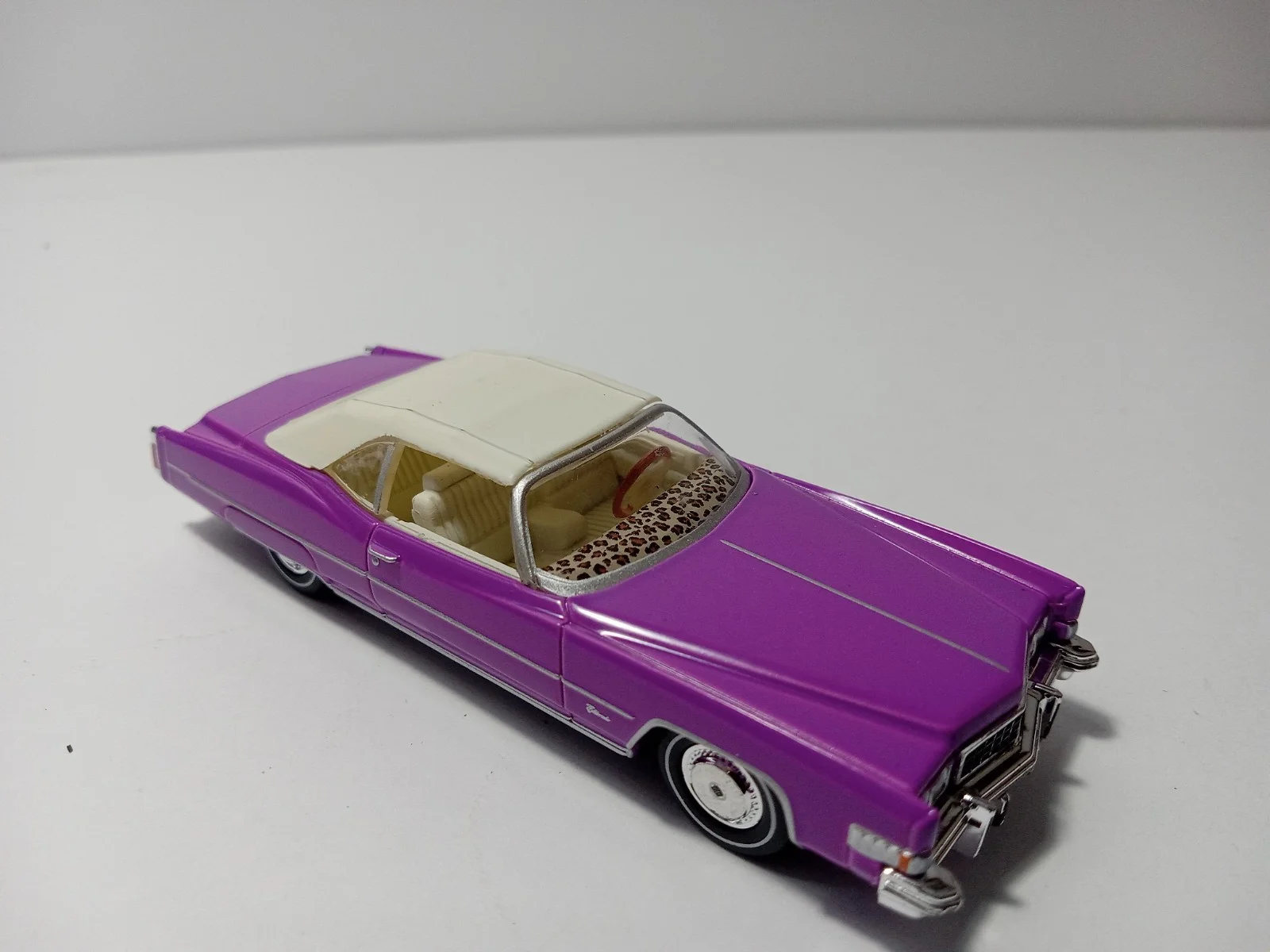 Greenlight 1/64 Scale True Romance Cadillac Diorama/display thumbnail 17